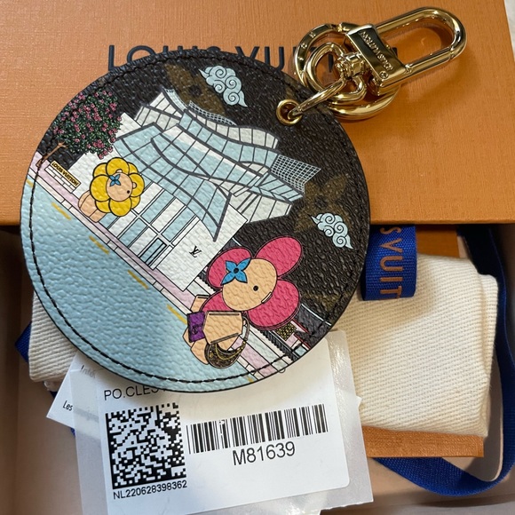 Vuitton Seoul key chain Ltd edition. BNIB authentic LAST CALL !!! - Picture 2 of 2